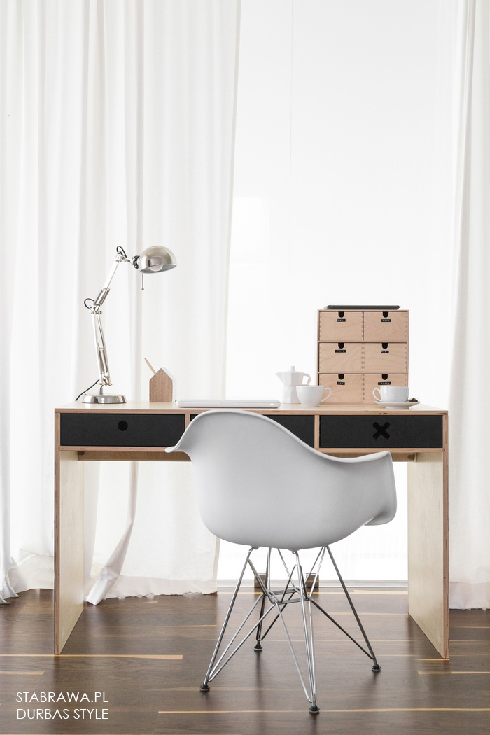 Czarne drewniane nowoczesne biurko do pokoju dziecięcego, gabinetu. Nowoczesny design, Kolekcja kółko i krzyżyk