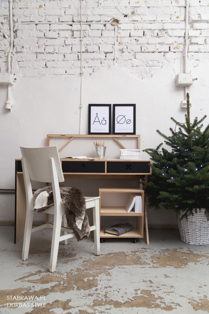 Czarne drewniane nowoczesne biurko do pokoju dziecięcego, gabinetu. Nowoczesny design, Kolekcja kółko i krzyżyk