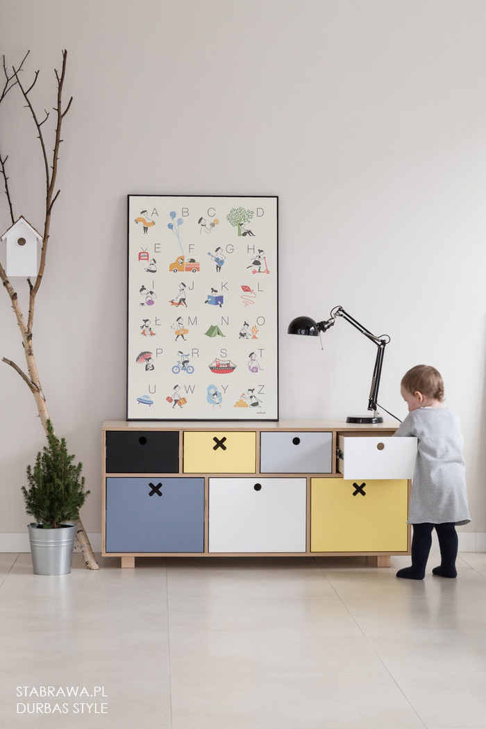 Kolorowa  nowoczesna komoda drewniana do pokoju dziecięcego