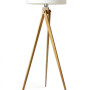 Lampa stojąca sztalugowa, wykonana z elementów drewnianych w kolorze naturalnego drewna sosny. Abażur wykonany jest z białego specjalnie karbowanego materiału podkreślając jej charakter.