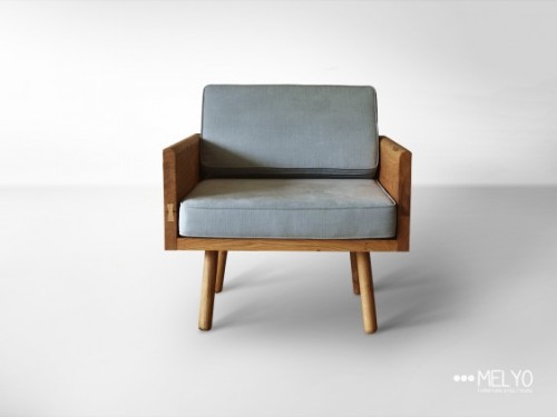 Duży dębowy fotel to idealna propozycja dla osób, które lubią otaczać się litym drewnem w swoim wnętrzu. Jest to masywny mebel, który dzięki zastosowaniu owalnych, cienkich nóżek wygląda lekko i zgrabnie.