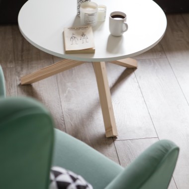 Funkcjonalny i o niepowtarzalnym kształcie stolik kawowy z okrągłym blatem.
