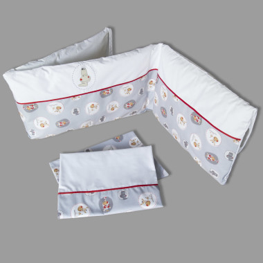 Komplet pościeli do łóżeczka z ochraniaczem niemowlęcym. Pościel niemowlęca oraz ochraniacz do łóżeczka pasują zarówno na łóżeczko 140x70 cm jak i na 120x60 cm. Ochraniacz posiada funkcję "łatwego prania" - wypełnienie można wyjąc z poszewki i prać oddzielnie. Skład: 100% bawełna, wypełnienie ochraniacza: włókno poliestrowe. Wymiary ochraniacza: długość: ok.170 cm, wysokość: ok.40 cm. Produkt wykonany w całości w Polsce. Producent Pony Design.