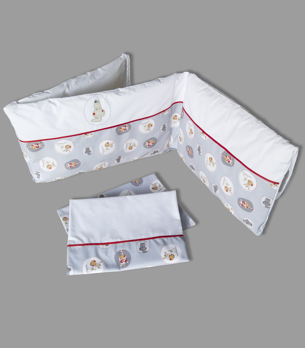 Komplet pościeli do łóżeczka z ochraniaczem niemowlęcym. Pościel niemowlęca oraz ochraniacz do łóżeczka pasują zarówno na łóżeczko 140x70 cm jak i na 120x60 cm. Ochraniacz posiada funkcję "łatwego prania" - wypełnienie można wyjąc z poszewki i prać oddzielnie. Skład: 100% bawełna, wypełnienie ochraniacza: włókno poliestrowe. Wymiary ochraniacza: długość: ok.170 cm, wysokość: ok.40 cm. Produkt wykonany w całości w Polsce. Producent Pony Design.
