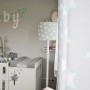 Stojąca lampa podłogowa z białą podstawą idealnie sprawdzi się zarówno w pokoju noworodka przy fotelu do karmienia, jak również jako dodatkowe oświetlenie pokoju do zabawy starszego dziecka