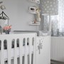 Stojąca lampa podłogowa z białą podstawą idealnie sprawdzi się zarówno w pokoju noworodka przy fotelu do karmienia, jak również jako dodatkowe oświetlenie pokoju do zabawy starszego dziecka