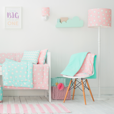 Oryginalna lampa podłogowa Pink Stars to pomysł na dodatkowe oświetlenie do dziecięcego pokoju. Lamps&Co.