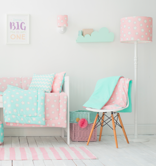 Oryginalna lampa podłogowa Pink Stars to pomysł na dodatkowe oświetlenie do dziecięcego pokoju. Lamps&Co.
