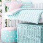 Kocyk ocieplany Chevron Mint, Puf Pink & Mint stars, Poduszka Pink Stars, Kufer wiklinowy z wiekiem
