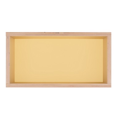 Półka obrazek z żółtym tłem.