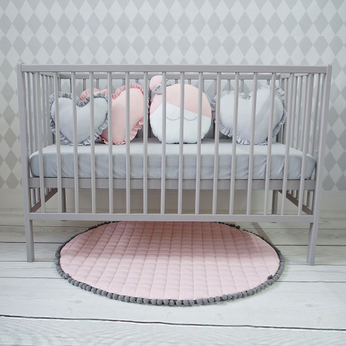 Różowa pudrowa mata - dywanik z szarymi pomponami do pokoju dzieciecego
