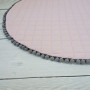 Różowa pudrowa mata - dywanik z szarymi pomponami do pokoju dzieciecego