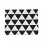 Dwustronna podkładka pod talerz w prosty i ponadczasowy wzór czarno-białych trójkątów.