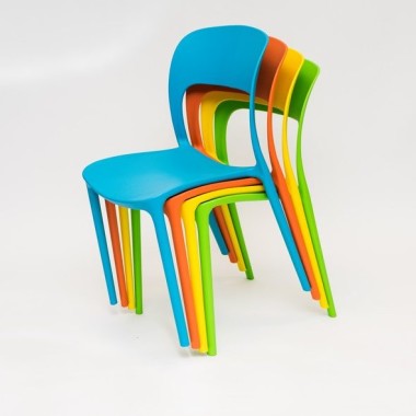 Kolorowe-krzesła-UFO-Ragaba-1-590x600