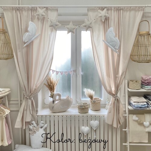 Beżowa zasłona bawełniana na okno do  pokoju dziecka