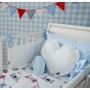 Łóżeczko dziecięce w stylu marynistycznym. Biało-niebieska pośćiel, biały ochraniacz oraz śliczne dekoracyjne poduszeczki