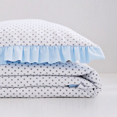 Biało-niebieska bawełniana pościel do łóżeczka dziecięcego.