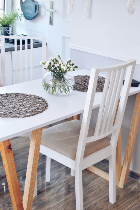 Biały drewniany stół kuchenny, do jadalni w stylu skandynawskim