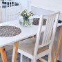 Biały drewniany stół kuchenny, do jadalni w stylu skandynawskim