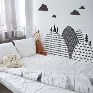 Naklejka w stylu skandynawskim. Idealna do zabezpieczenia w pokoju dziecka ściany za łóżeczkiem, przewijakiem.