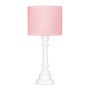Klasyczna elegancka lampka w angielskim stylu różowa z abażurem z bawełny na białej podstawce.