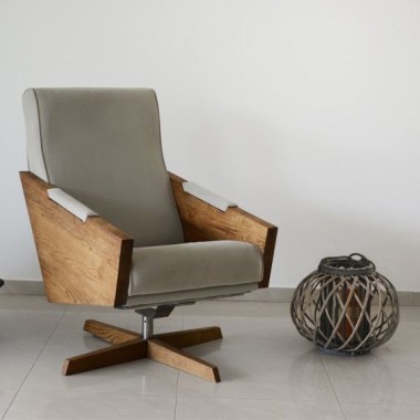 Designerska interpretacja fotela z połowy XX wieku. Fotel piękny i elegancki.