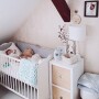Lampa na stolik do pokoju dziecka okrągła biała z białą podstawą