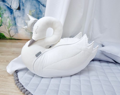 Piękna poduszka w kształcie łabędzie