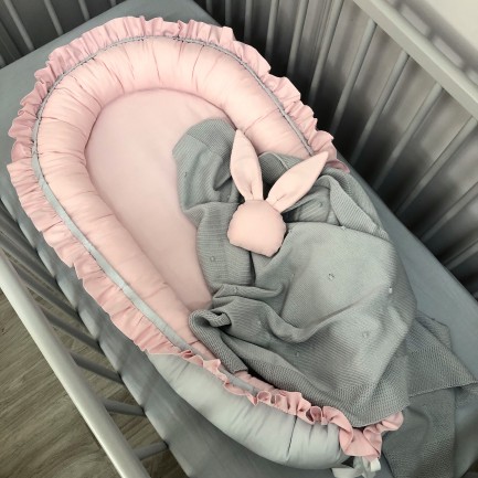 Kokon niemowlęcy różowo-szary z falbanką