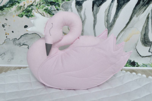 Piękna poduszka w kształcie łabędzie w kolorze różowym