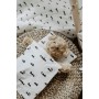 Bawełniana pościel dla lalek w prosty i ponadczasowy czarno-biały wzór góry i króliczki.