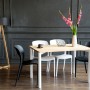 Prostokątny stół do kuchni, jadalni, salonu z drewnianym jesionowym blatem i białymi nogami