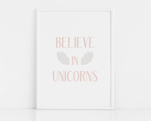 Plakat do pokoju dziewczynki z różowym napisem BELIEVE IN UNICORNS