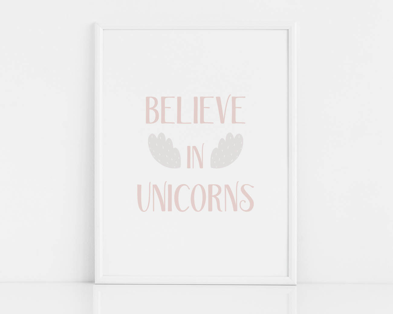 Plakat do pokoju dziewczynki z różowym napisem BELIEVE IN UNICORNS