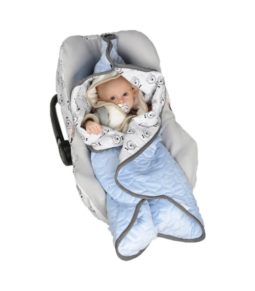 Miękki, dwustronny błękitny śpiworek dla dziecka do fotelika samochodowego