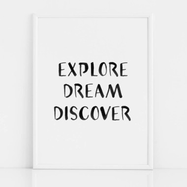 Czarno-biały plakat do pokoju z czarnym napisem EXPLORE DREAM DISCOVER