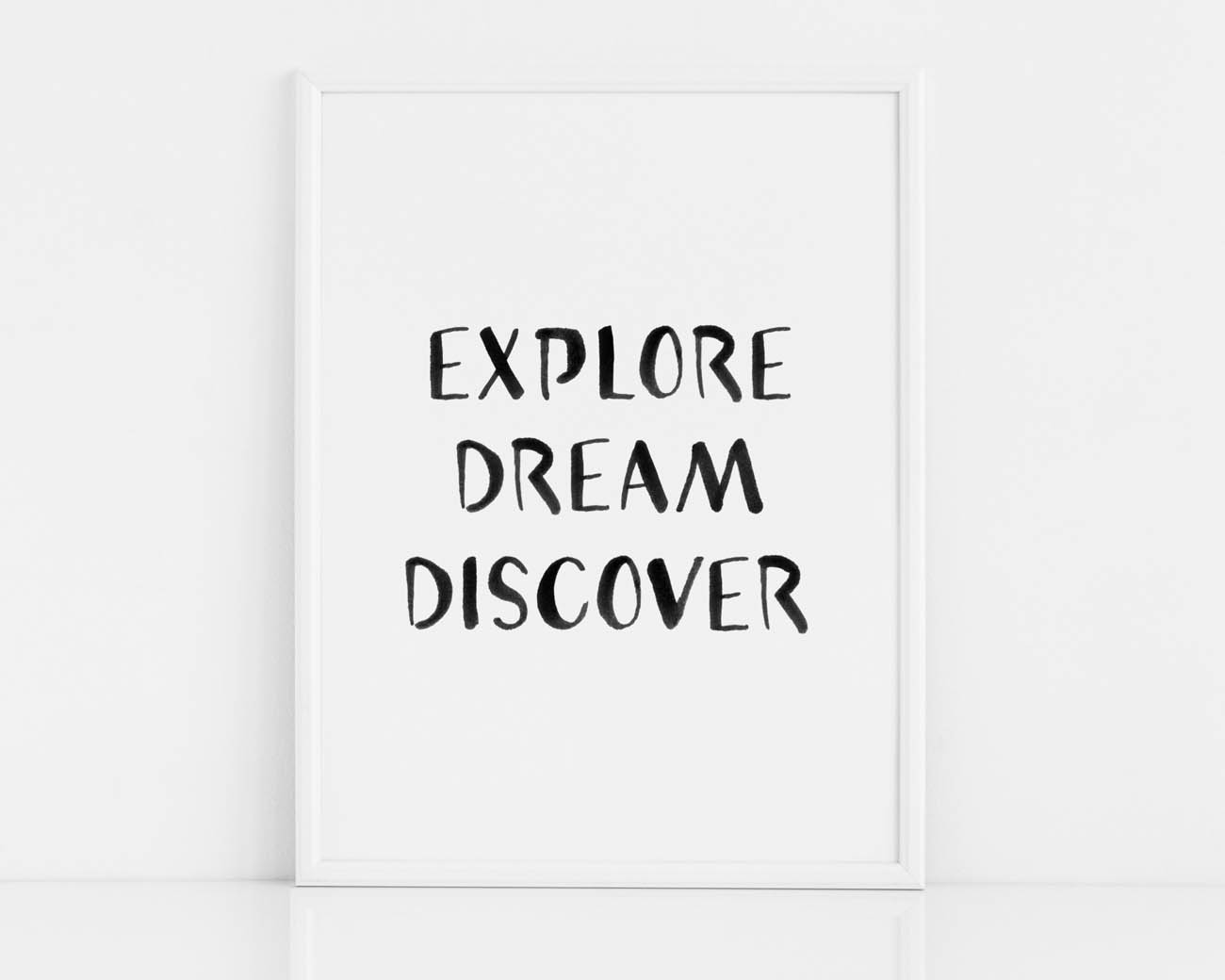 Czarno-biały plakat do pokoju z czarnym napisem EXPLORE DREAM DISCOVER