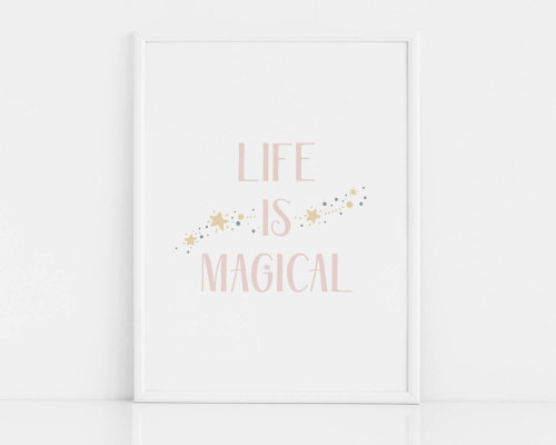 Plakat do pokoju dziewczynki z różowym napisem LIFE IS MAGICAL