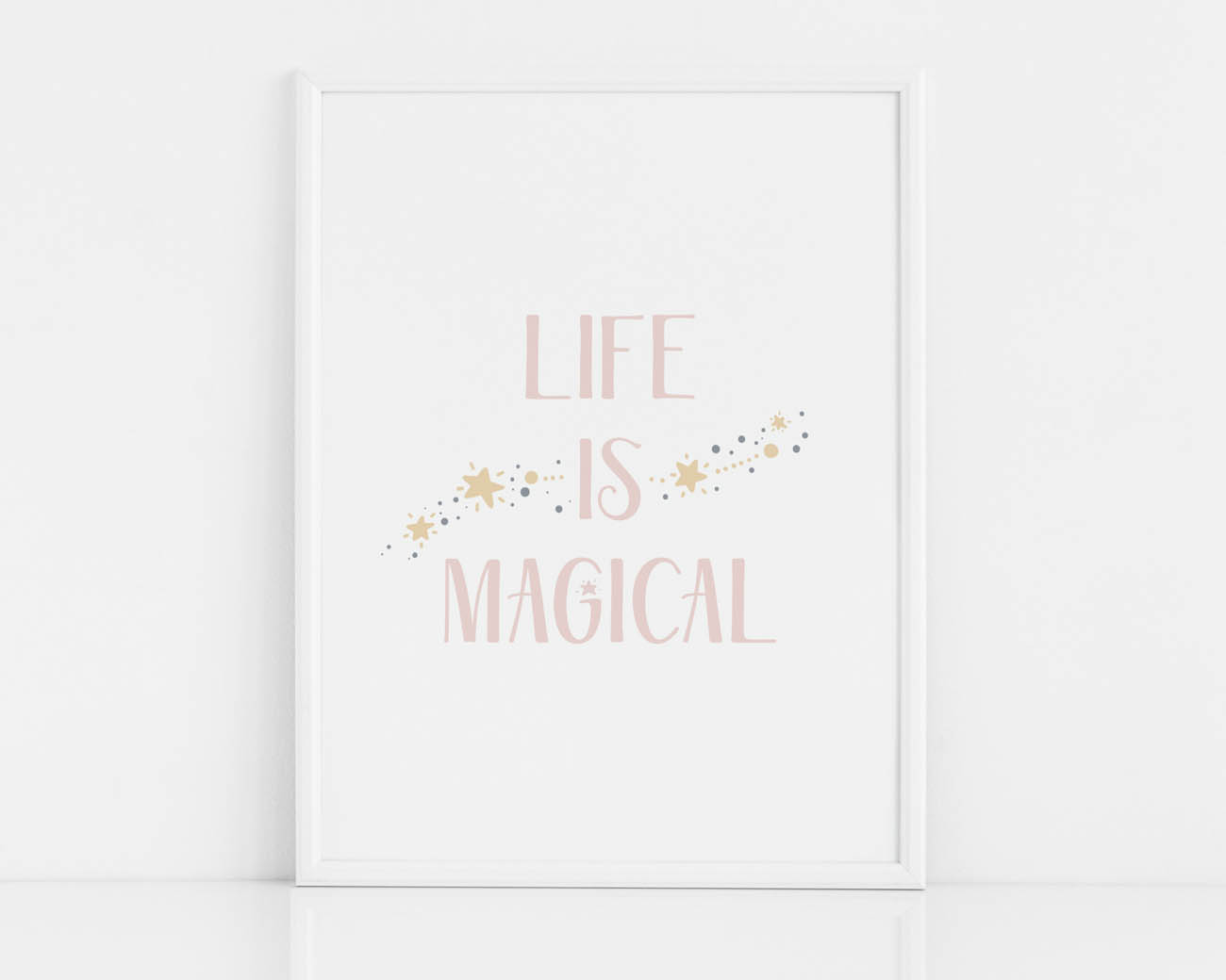 Plakat do pokoju dziewczynki z różowym napisem LIFE IS MAGICAL