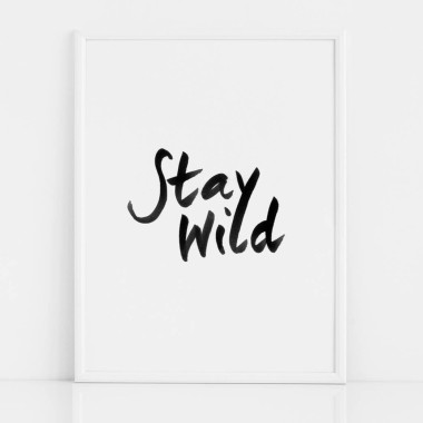 Czarno-biały plakat na ścianę z czarnym napisem STAY WILD