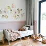 naklejka na ścianę magnolie z listkami w pokoju dziecka nad łóżkiem