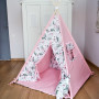 Różowy namiot tipi dla dziecka -z motywem kwiatowym, okienkiem i pomponikami