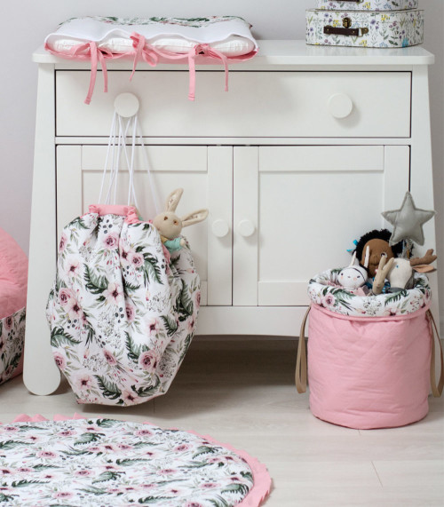 Piękna różowa w kwiaty mata do zabawy dla dziecka, która po sciągnięciu służy jako worek na zabawki.