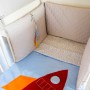 Pikowany, dwustronny ochraniacz niemowlęcy na boki łóżeczka wykonany z wysokiej jakości tkaniny posiadającej certyfikat
