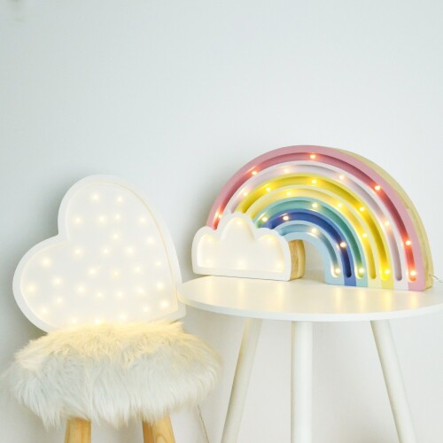 Niezwykła drewniana lampka w kształcie kolorowej Tęczy to pomysł na dodatkowe oświetlenie do pokoju dziecięcego.