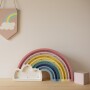 Niezwykła drewniana lampka w kształcie kolorowej Tęczy to pomysł na dodatkowe oświetlenie do pokoju dziecięcego.