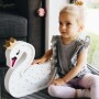 Niezwykła drewniana lampka w kształcie pięknego Łabędzia to pomysł na dodatkowe oświetlenie do pokoju dziecięcego.