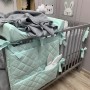Ozdobny organizer na łóżeczko niemowlęce, w którym z łatwością pomieścisz wszystkie najpotrzebniejsze przybory. Miętowy.