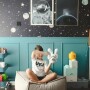 Tapeta kosmos z gwiazdami i planetami w pokoju chłopca