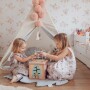 Tapeta w małe różowe kwiaty magnolii na białym tle w pokoju z tipi